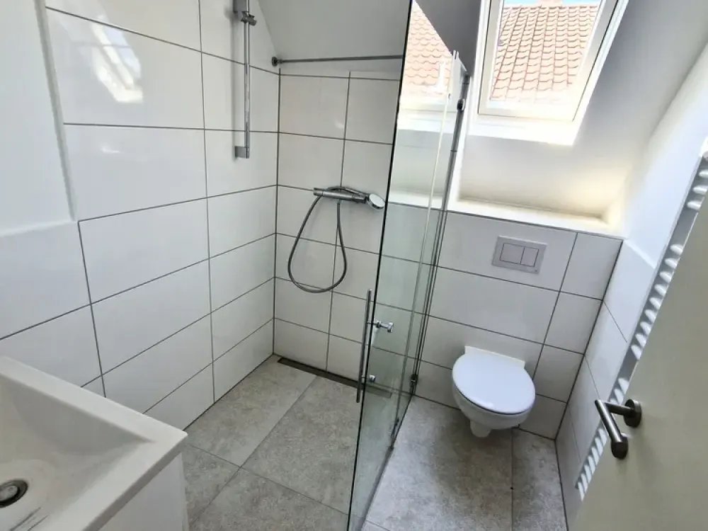 Neu Renovierte 2 Zimmer - Wohnung in zentraler Lage, 100 Meter zur S-Bahn