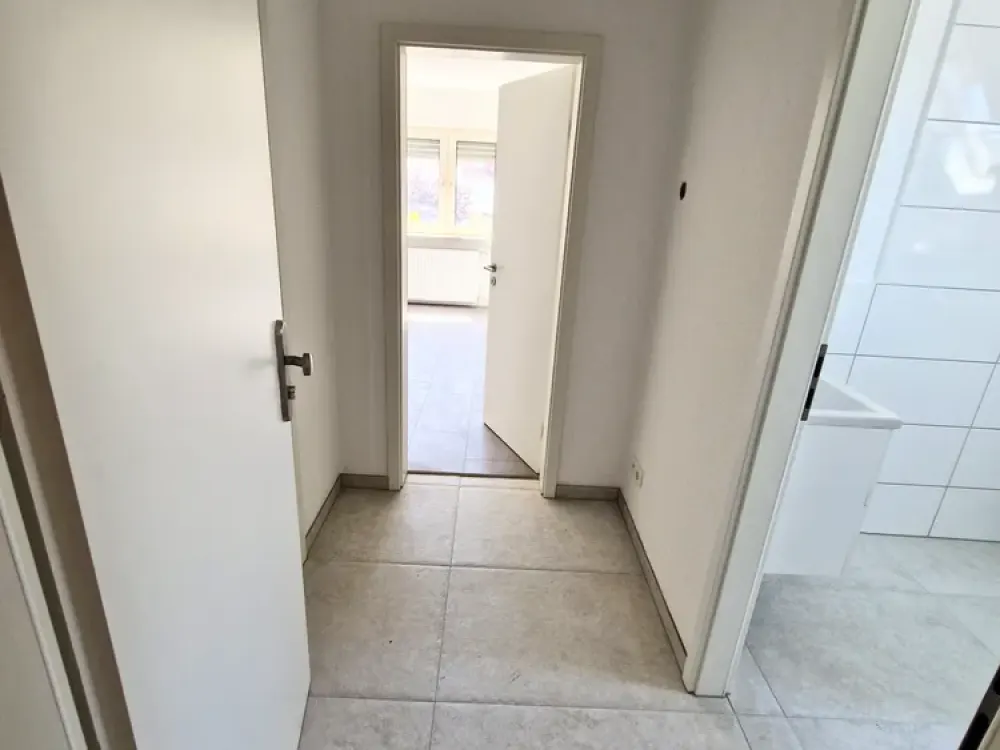 Neu Renovierte 2 Zimmer - Wohnung in zentraler Lage, 100 Meter zur S-Bahn