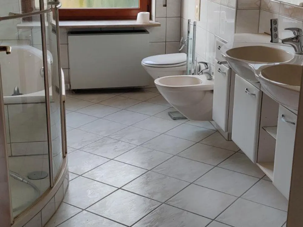 Große helle Erdgeschosswohnung mit Garten zu vermieten