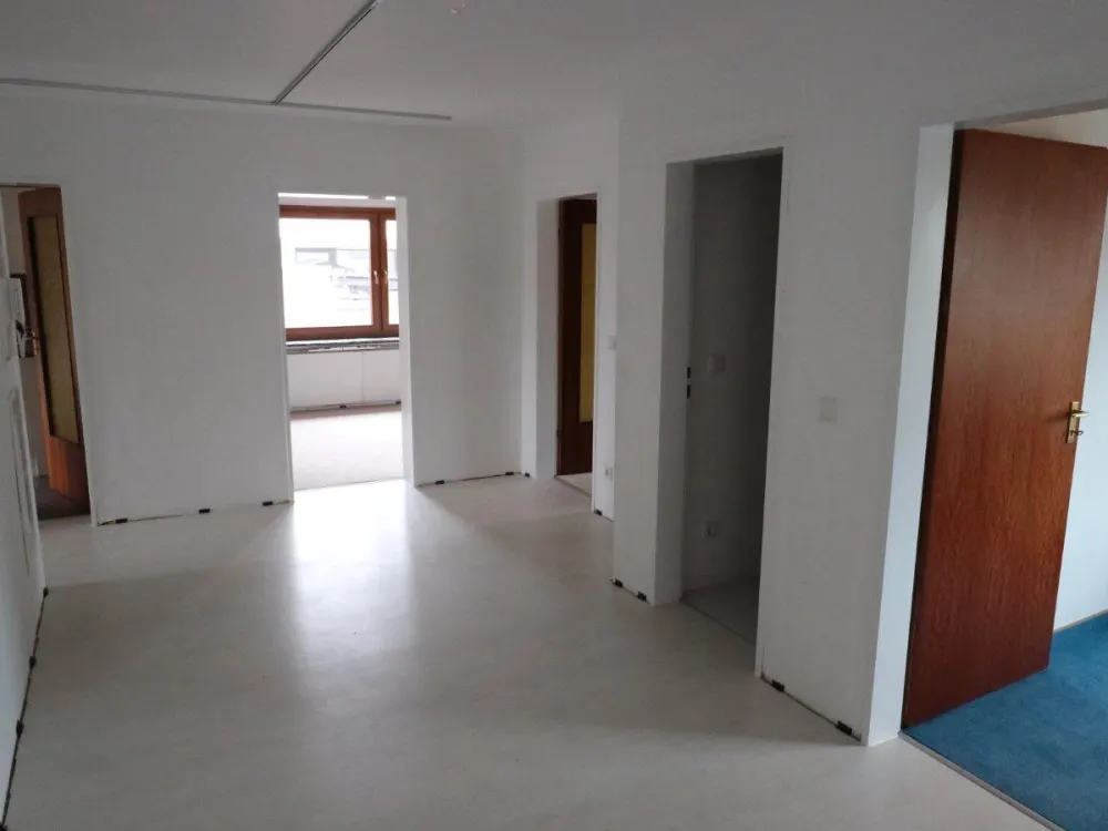 Große helle Erdgeschosswohnung mit Garten zu vermieten