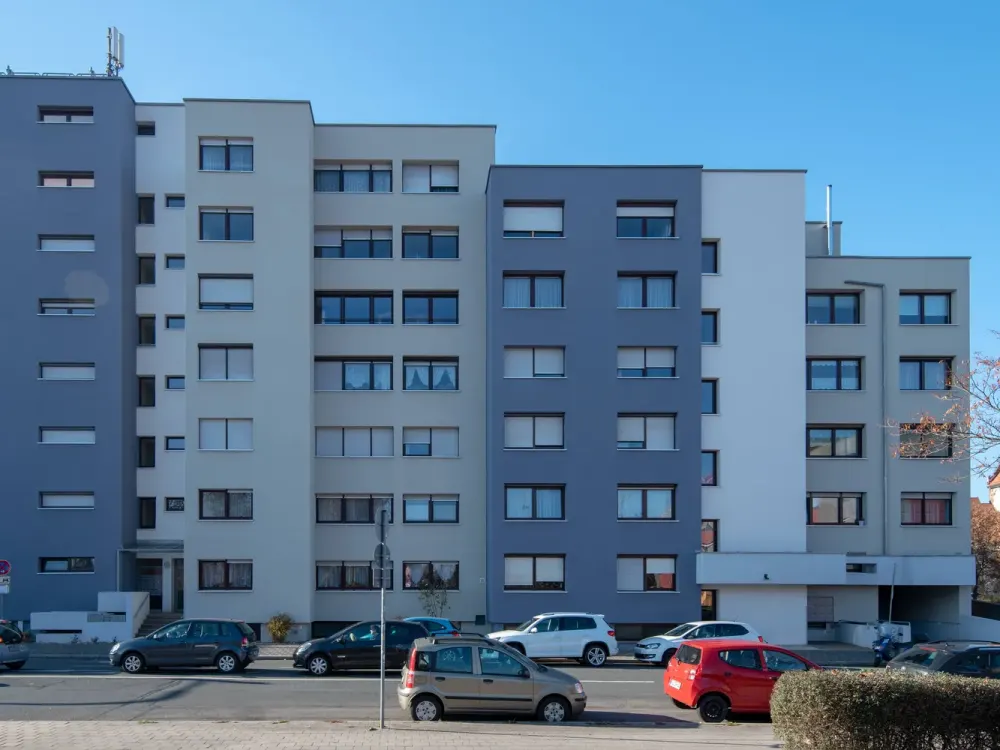 Lichtdurchflutete 3-Zimmer-Wohnung im 4. OG mit Balkon & Tiefgaragenstellplatz, Laubenweg, Fürth