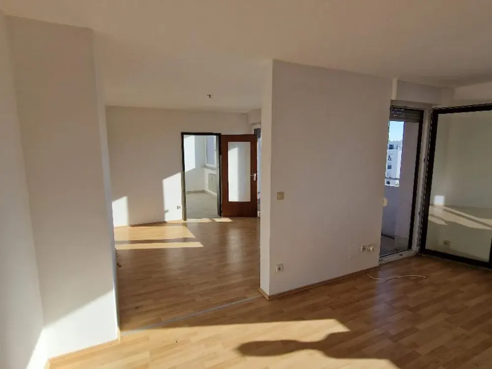 Lichtdurchflutete 3-Zimmer-Wohnung im 4. OG mit Balkon & Tiefgaragenstellplatz, Laubenweg, Fürth