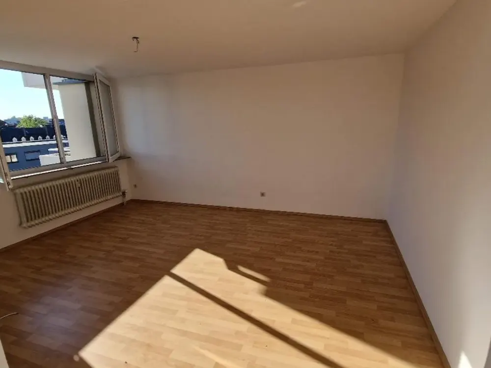 Lichtdurchflutete 3-Zimmer-Wohnung im 4. OG mit Balkon & Tiefgaragenstellplatz, Laubenweg, Fürth