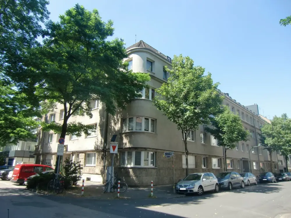 Erstbezug nach hochwertiger Renovierung in Düsseldorf: 3-Zi.-Wohnung mit Terrasse & En-Suite-Bad