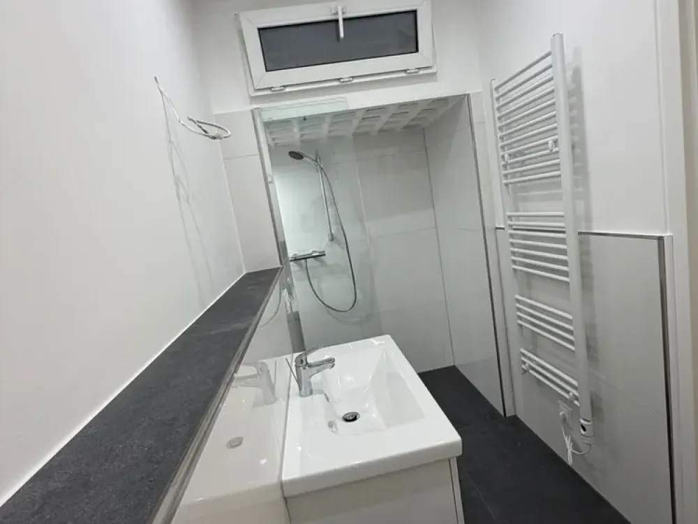 Erstbezug nach hochwertiger Renovierung in Düsseldorf: 3-Zi.-Wohnung mit Terrasse & En-Suite-Bad