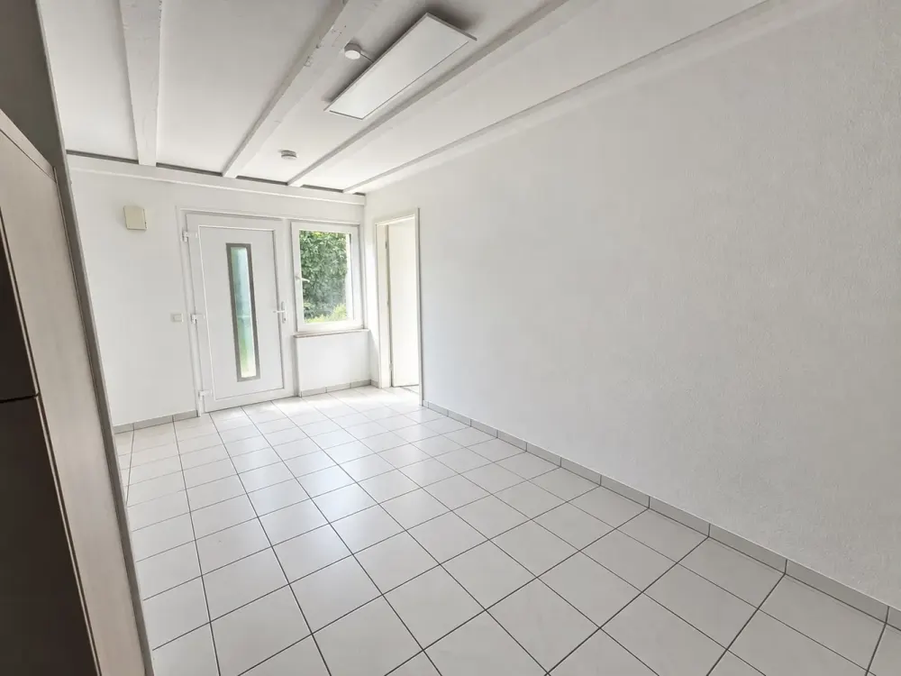 Helle 2-Zimmer-Wohnung mit Einbauküche und Stellplatz in Niederkassel