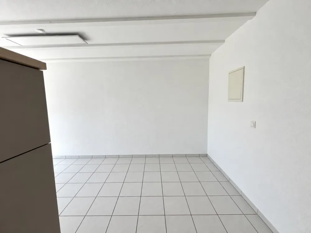 Helle 2-Zimmer-Wohnung mit Einbauküche und Stellplatz in Niederkassel