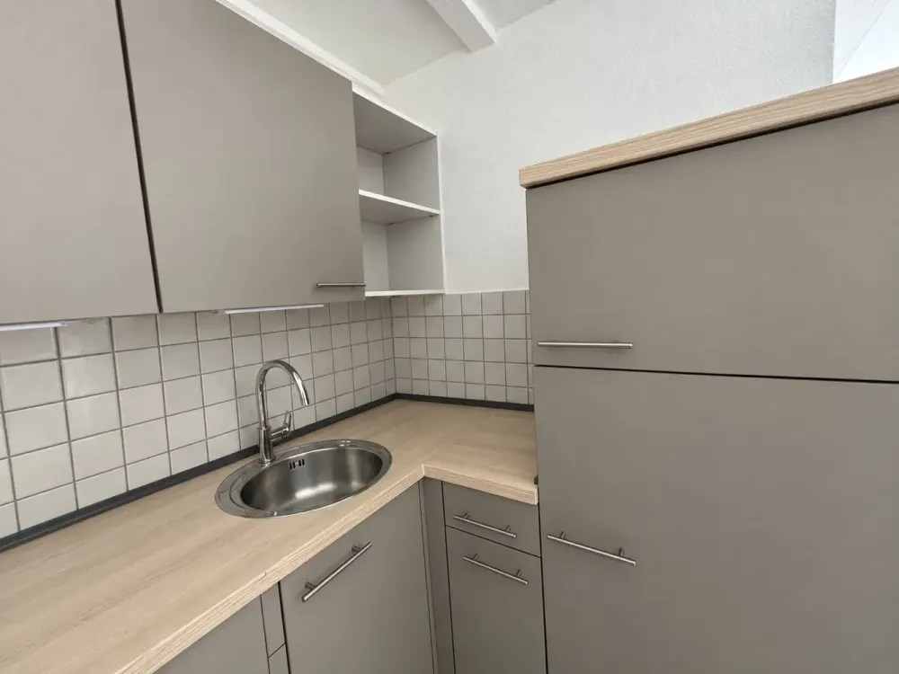 Helle 2-Zimmer-Wohnung mit Einbauküche und Stellplatz in Niederkassel