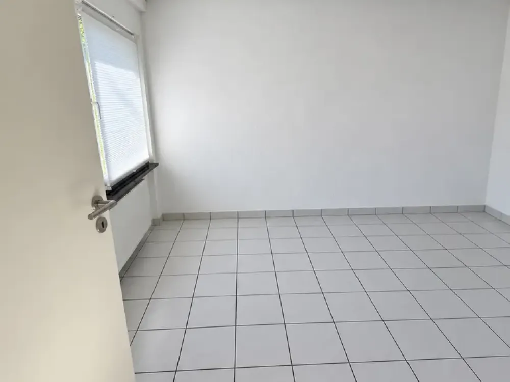 Helle 2-Zimmer-Wohnung mit Einbauküche und Stellplatz in Niederkassel