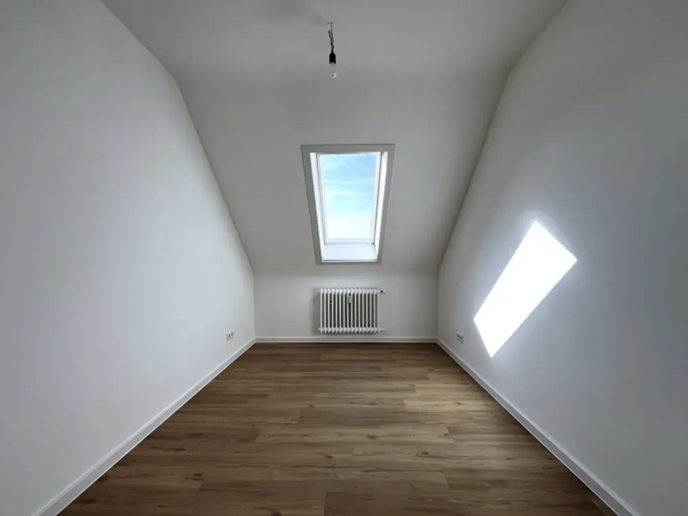 Freshly Renovated 3-Room Apartment!