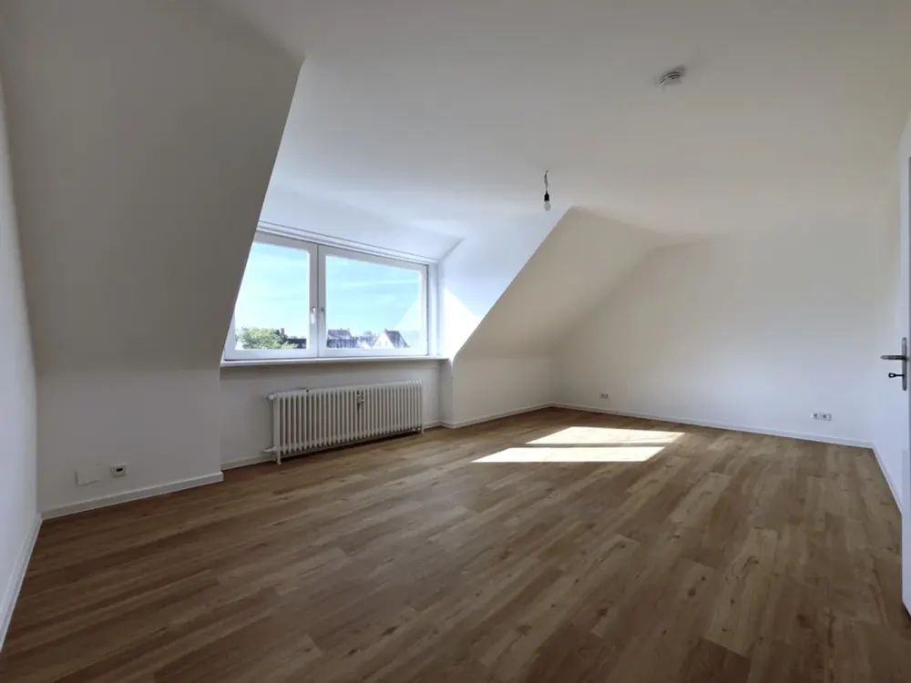 Freshly Renovated 3-Room Apartment!