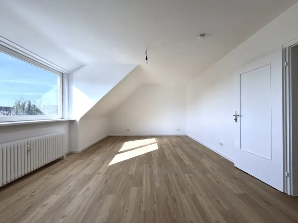 Freshly Renovated 3-Room Apartment!