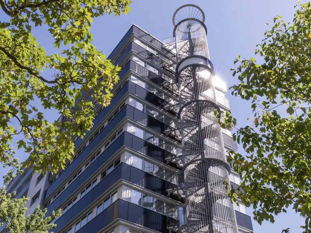 Erstbezug nach Kernsanierung: Modernes City-Apartment mit EBK, Concierge & Skyline-Dachterrassen