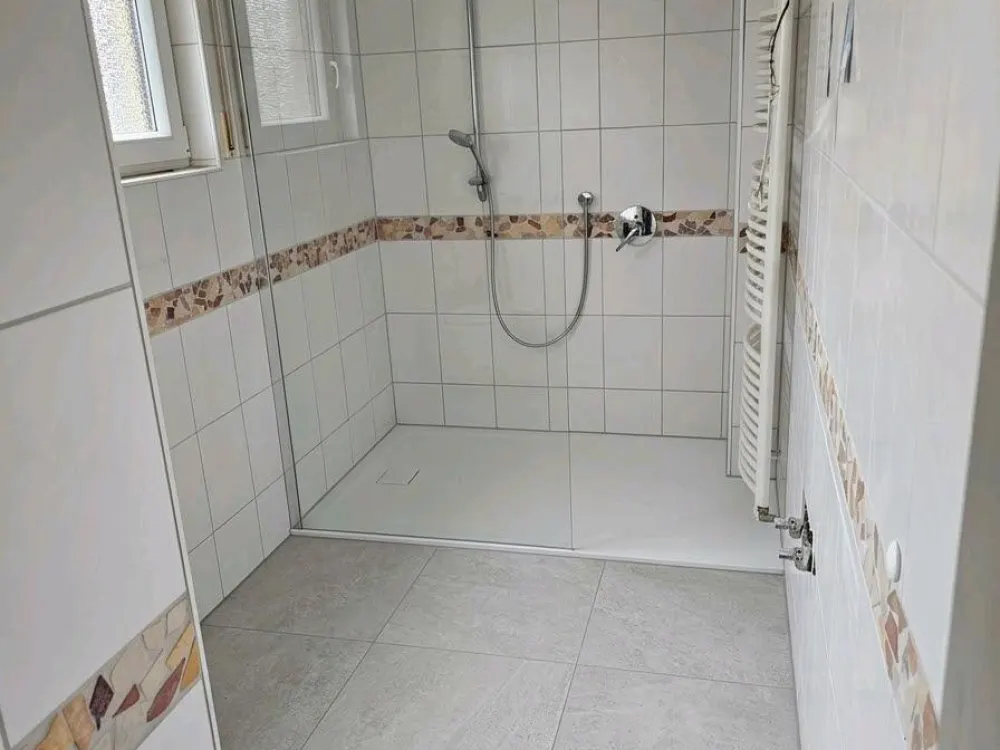Frisch Renovierte 3-Zimmer Wohnung mit Balkon, Garten & Parkplatz