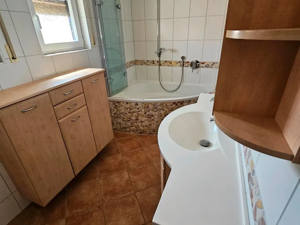 Frisch Renovierte 3-Zimmer Wohnung mit Balkon, Garten & Parkplatz
