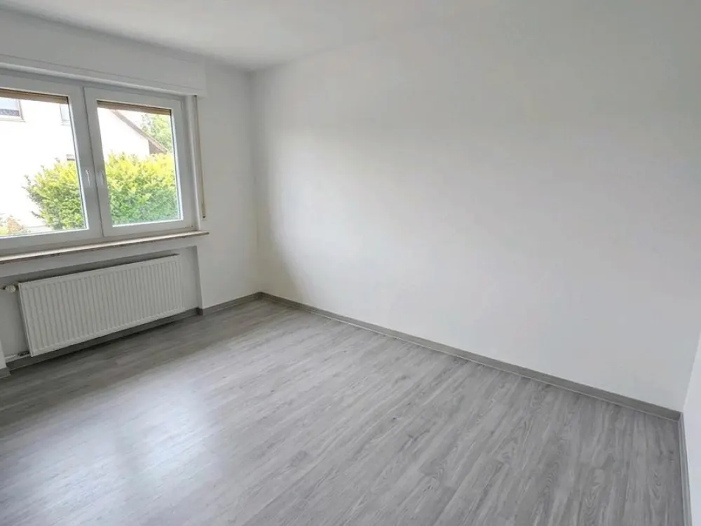 Frisch Renovierte 3-Zimmer Wohnung mit Balkon, Garten & Parkplatz