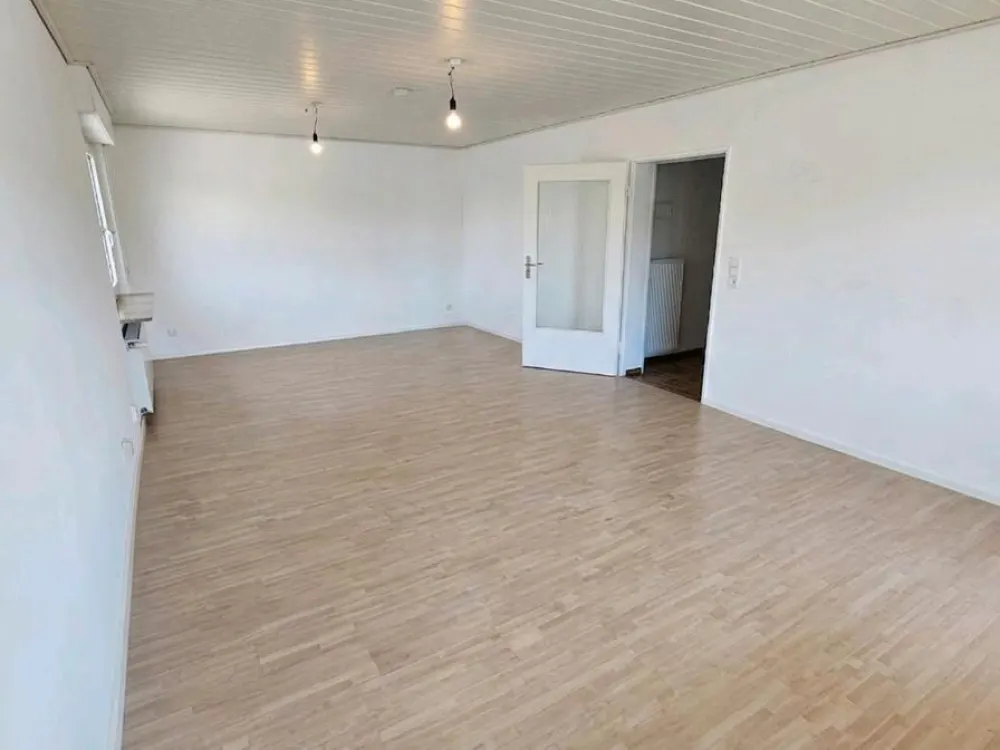 Frisch Renovierte 3-Zimmer Wohnung mit Balkon, Garten & Parkplatz
