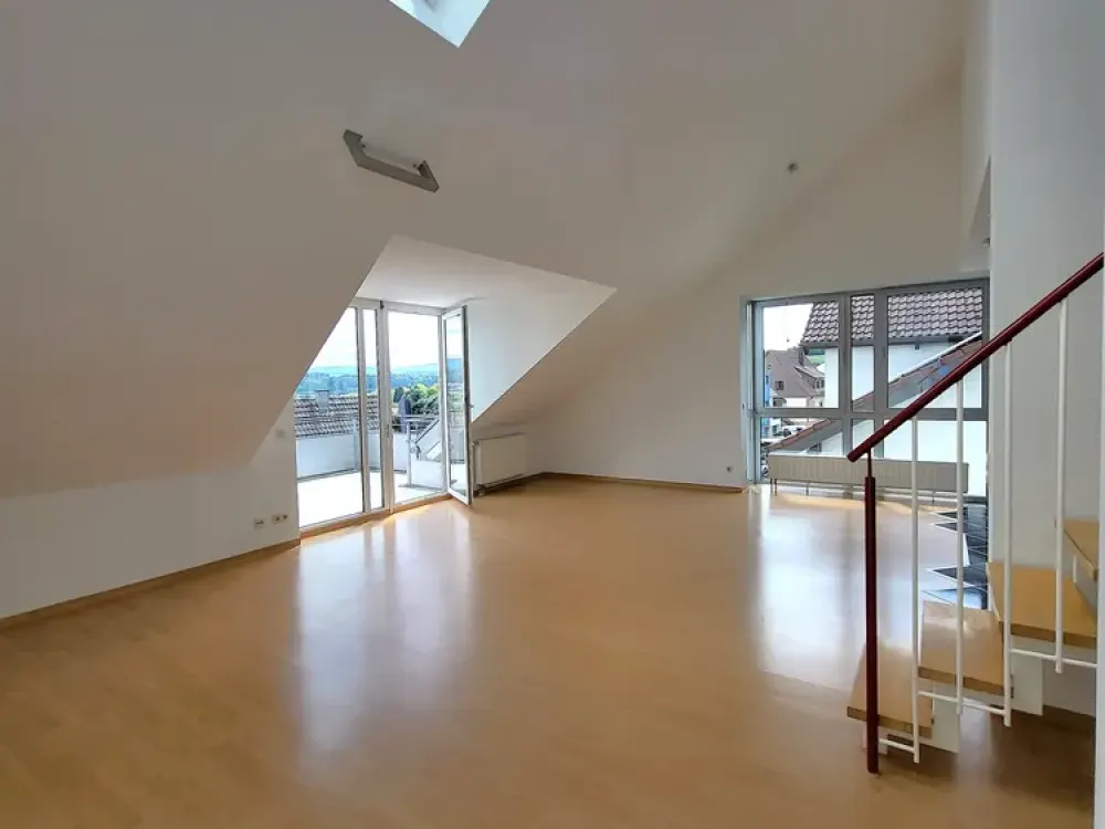 Schöner wohnen: helle, große 4-Zi-Maisonette-Wohnung mit grandiosem Ausblick. Mit 1 TG + 1 SP.