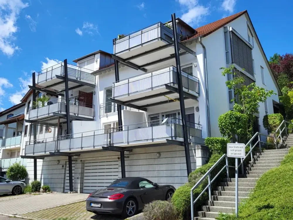 Schöner wohnen: helle, große 4-Zi-Maisonette-Wohnung mit grandiosem Ausblick. Mit 1 TG + 1 SP.