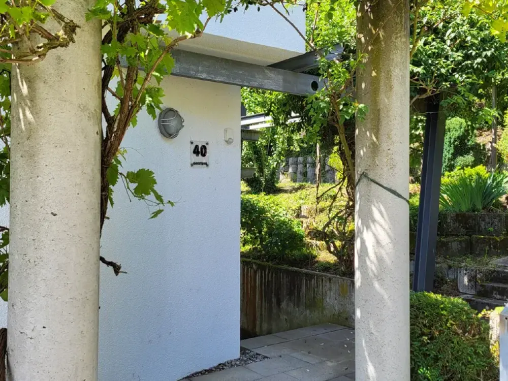 Schöner wohnen: helle, große 4-Zi-Maisonette-Wohnung mit grandiosem Ausblick. Mit 1 TG + 1 SP.