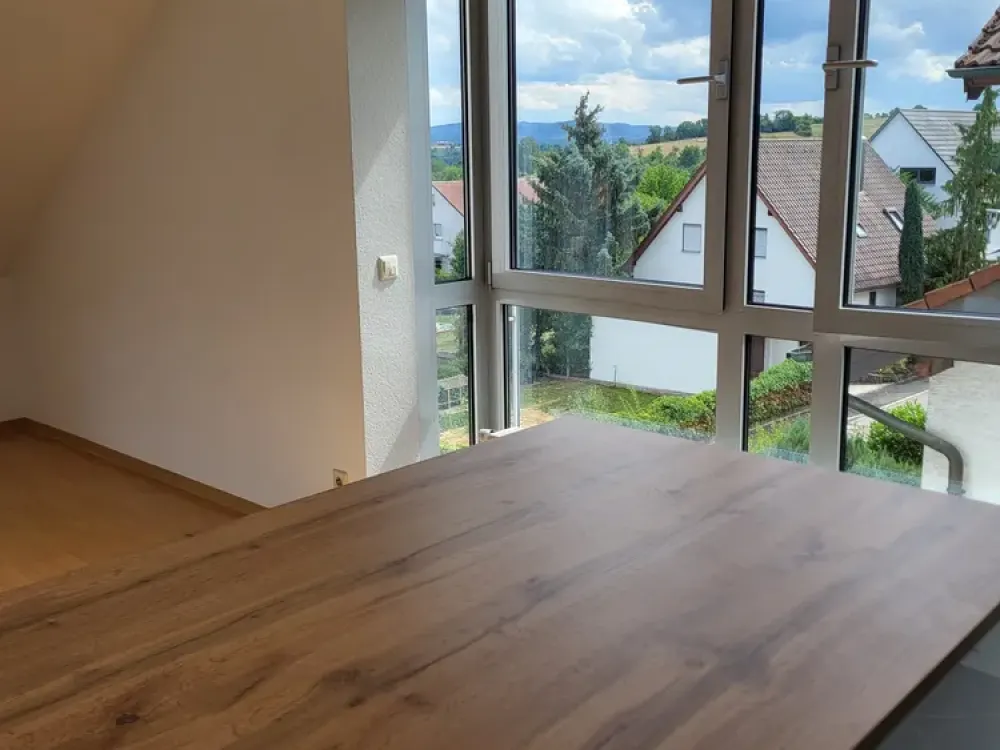Schöner wohnen: helle, große 4-Zi-Maisonette-Wohnung mit grandiosem Ausblick. Mit 1 TG + 1 SP.