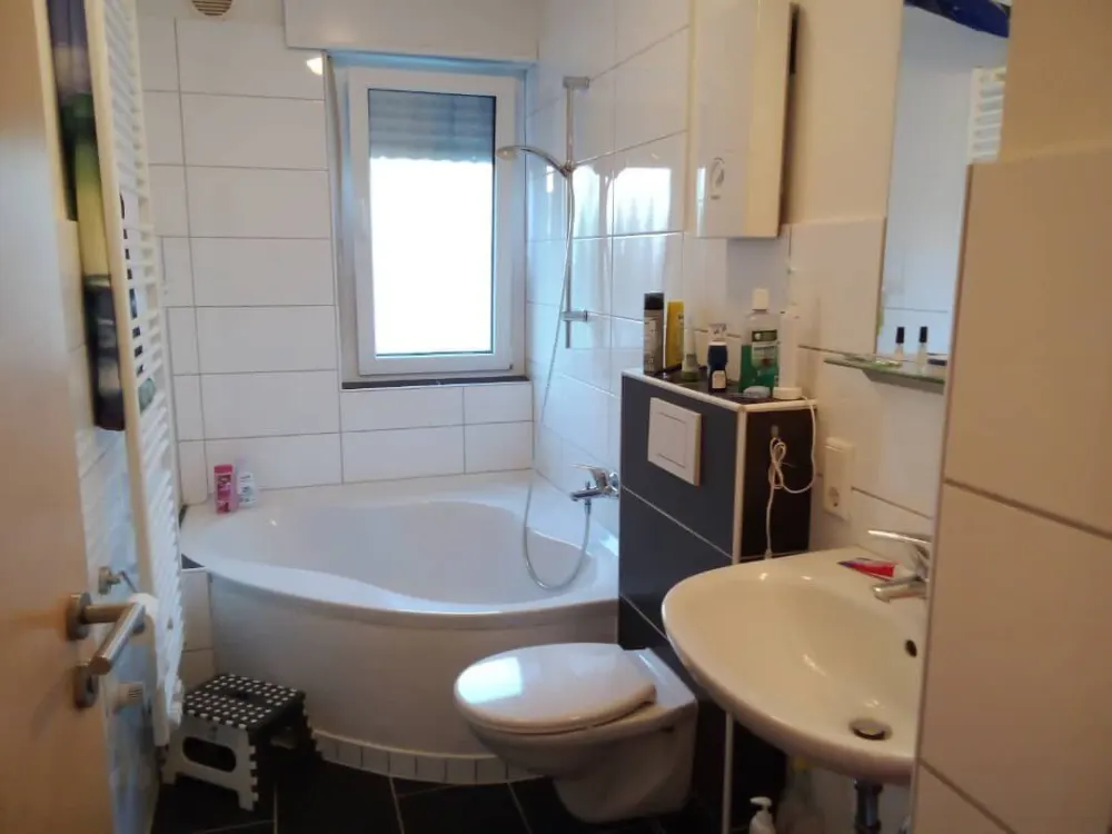 Renovated Ground Floor Apartment with Fitted Kitchen & Garden Share