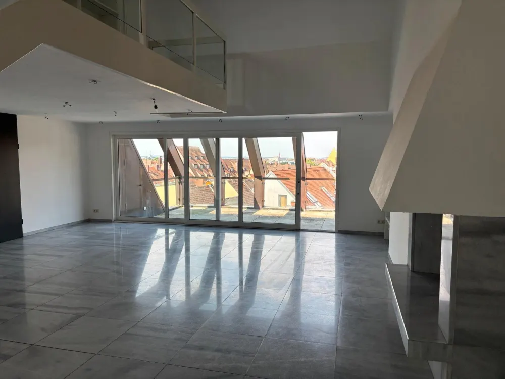 Maisonette- Galeriewohnung mit Dachterrasse und seitl. Burgblick