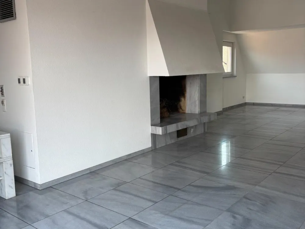 Maisonette- Galeriewohnung mit Dachterrasse und seitl. Burgblick
