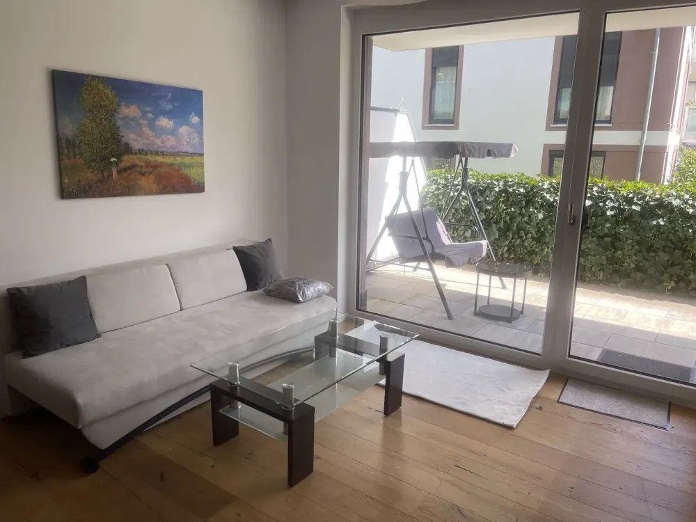 Vollmöblierte 2-Zimmer-Wohnung am Großen Garten, Terrasse, WLAN und Arbeitsplatz