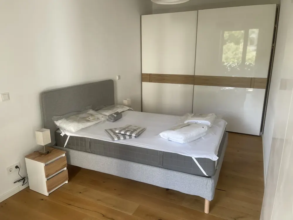 Vollmöblierte 2-Zimmer-Wohnung am Großen Garten, Terrasse, WLAN und Arbeitsplatz