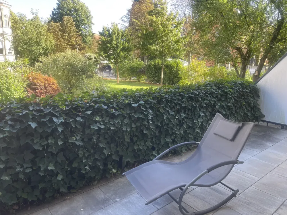 Vollmöblierte 2-Zimmer-Wohnung am Großen Garten, Terrasse, WLAN und Arbeitsplatz