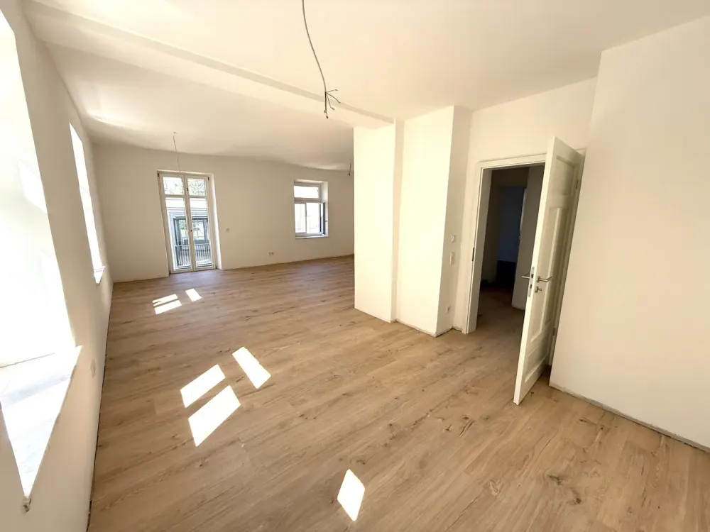 Top sanierte 2-Zimmer-Wohnung mit Balkon im 2. OG eines denkmalgeschützten Altbau