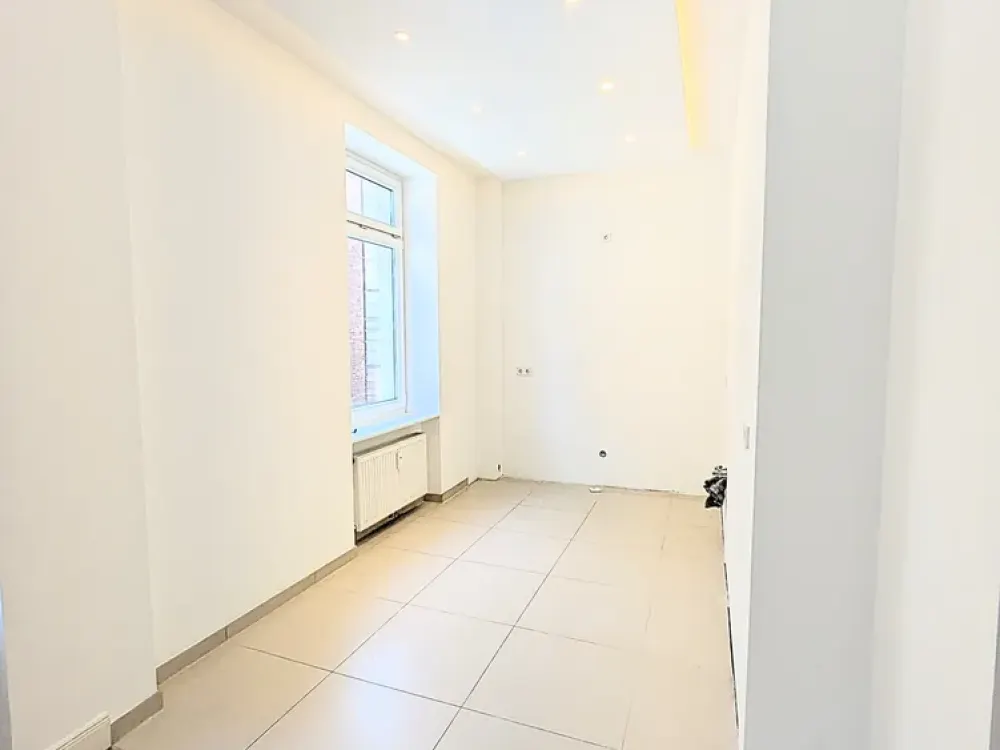 *Große, Top-Vierzimmerwohnung mit neuer Einbauküche in Stuttgart-Mitte*