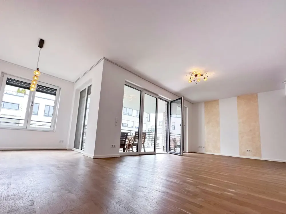Beautiful, spacious, like-new 4-room apartment with balcony, fitted kitchen and underground parking in Düsseldorf