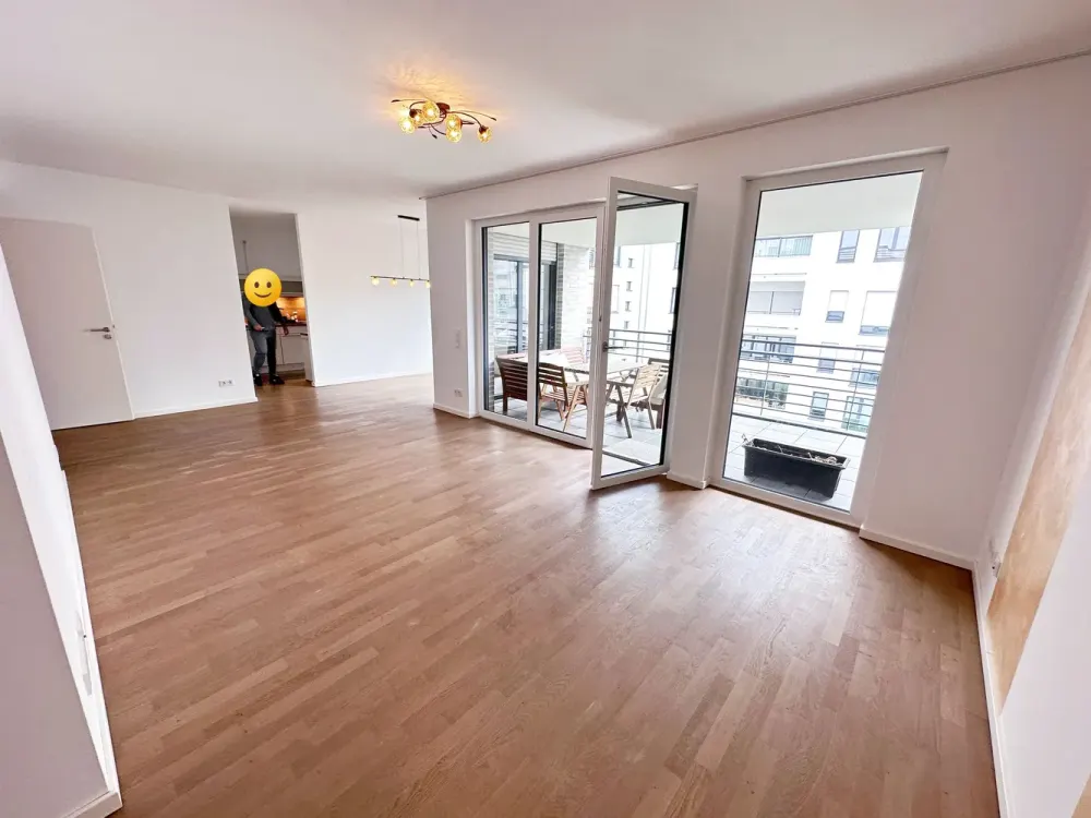 Beautiful, spacious, like-new 4-room apartment with balcony, fitted kitchen and underground parking in Düsseldorf