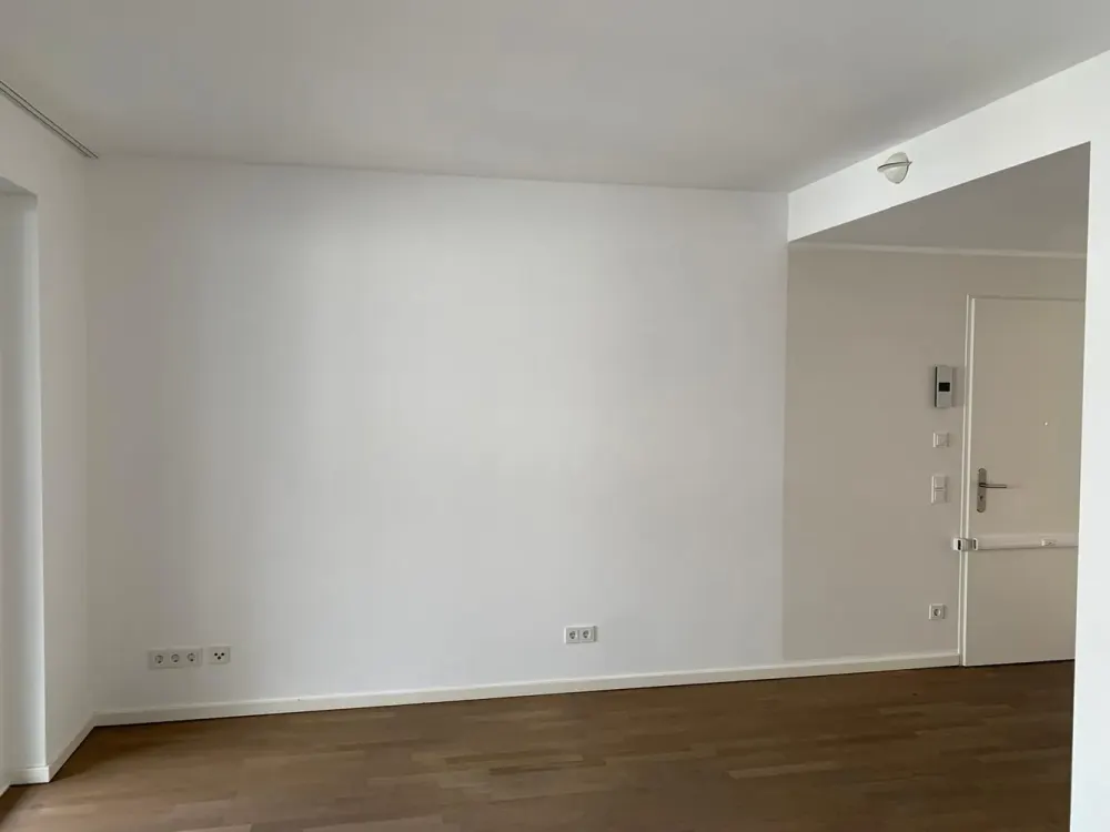 Beautiful, spacious, like-new 4-room apartment with balcony, fitted kitchen and underground parking in Düsseldorf