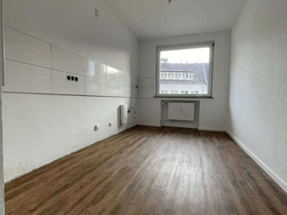 Pracht Immobilien- Neu renovierte 3 ZKDB im Herzen der Stadt