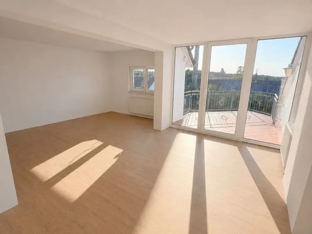 Helle und großzügige Dachgeschosswohnung in Wadgassen-Hostenbach zu vermieten