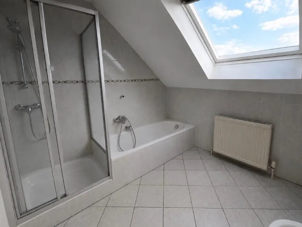 Helle und großzügige Dachgeschosswohnung in Wadgassen-Hostenbach zu vermieten