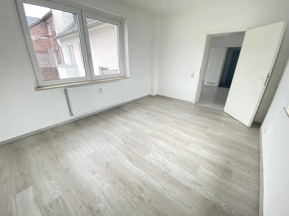 Kleine, günstige Wohnung mit Balkon, frisch renoviert