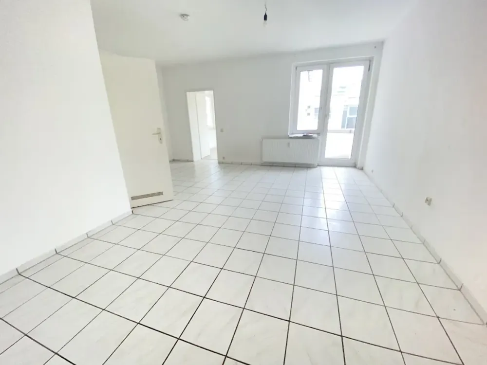 Kleine, günstige Wohnung mit Balkon, frisch renoviert