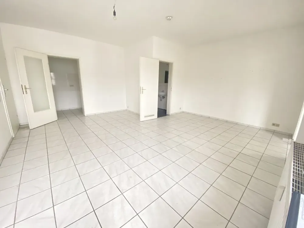 Kleine, günstige Wohnung mit Balkon, frisch renoviert
