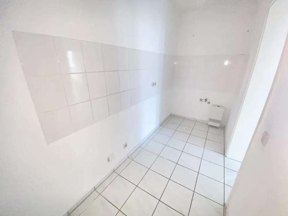Kleine, günstige Wohnung mit Balkon, frisch renoviert