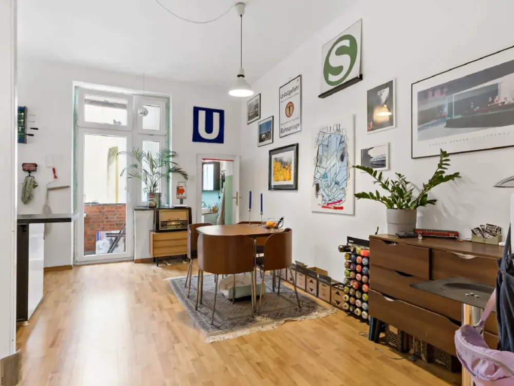 Erstbezug nach Kernsanierung: 2-Zimmer-Altbau mit Südbalkon in Düsseldorf