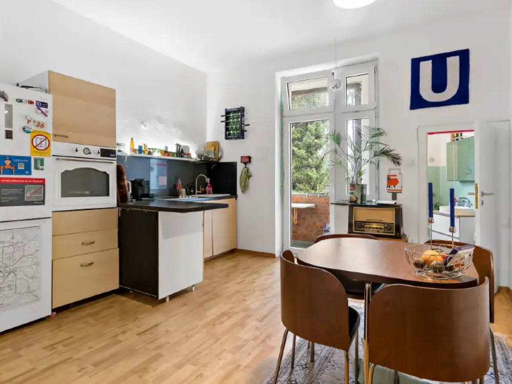 Erstbezug nach Kernsanierung: 2-Zimmer-Altbau mit Südbalkon in Düsseldorf