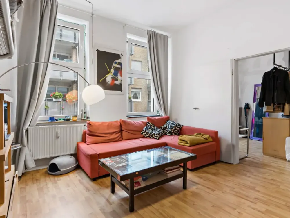 Erstbezug nach Kernsanierung: 2-Zimmer-Altbau mit Südbalkon in Düsseldorf