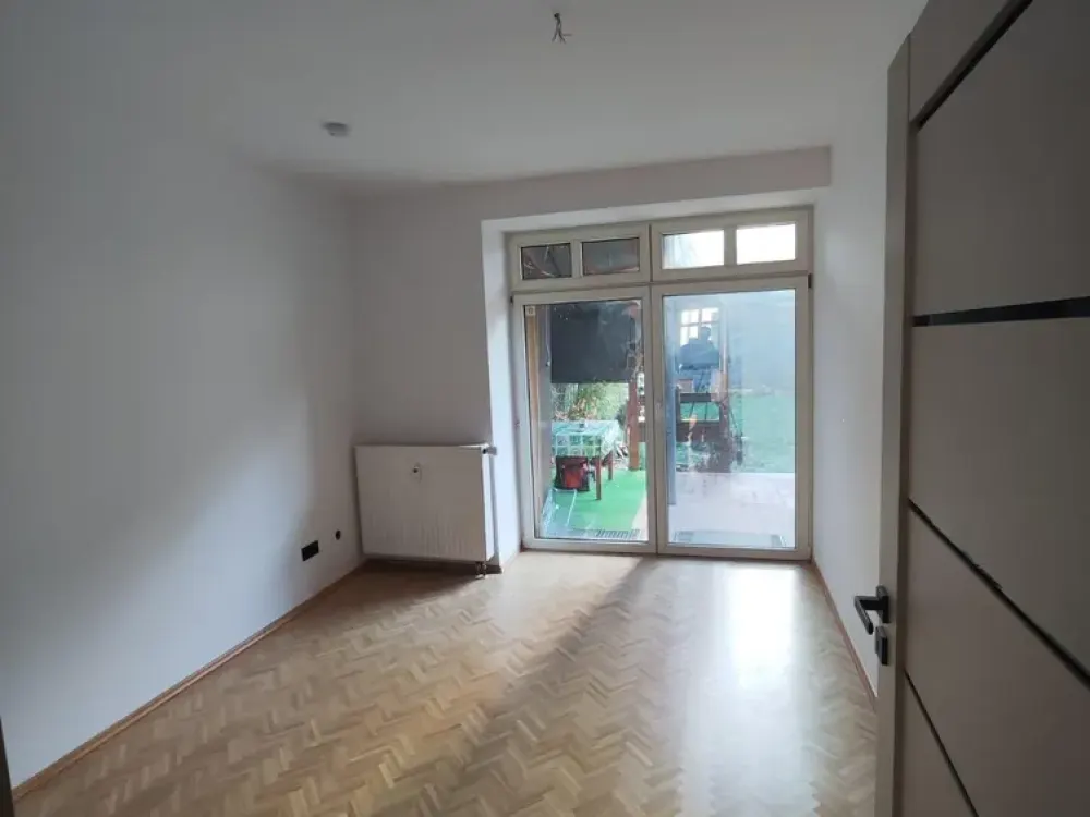 Schöne neusanierte Dreiraumwohnung mit Einbauküche und tollem Badezimmer sowie einer Terrasse