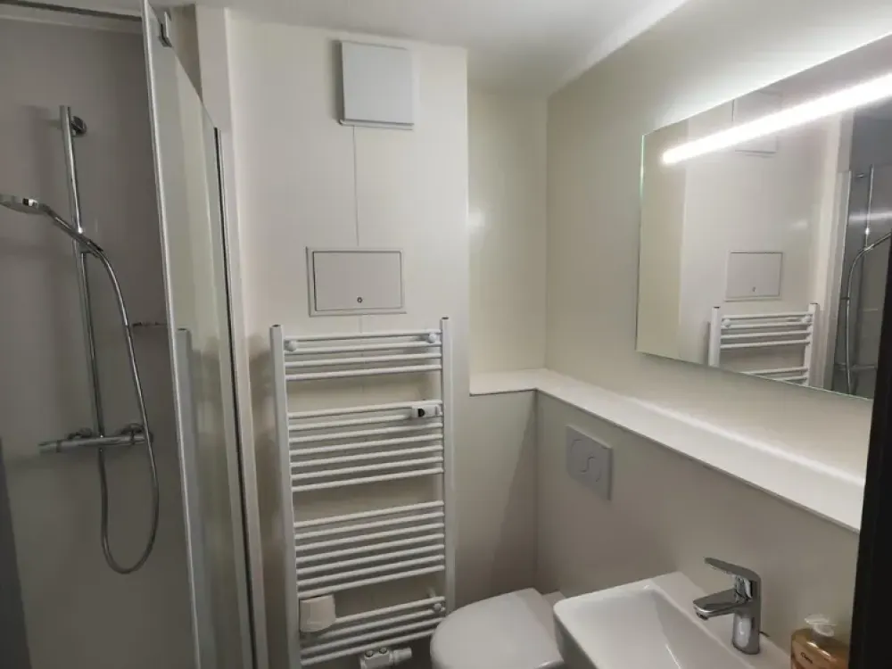 Schöne neusanierte Dreiraumwohnung mit Einbauküche und tollem Badezimmer sowie einer Terrasse
