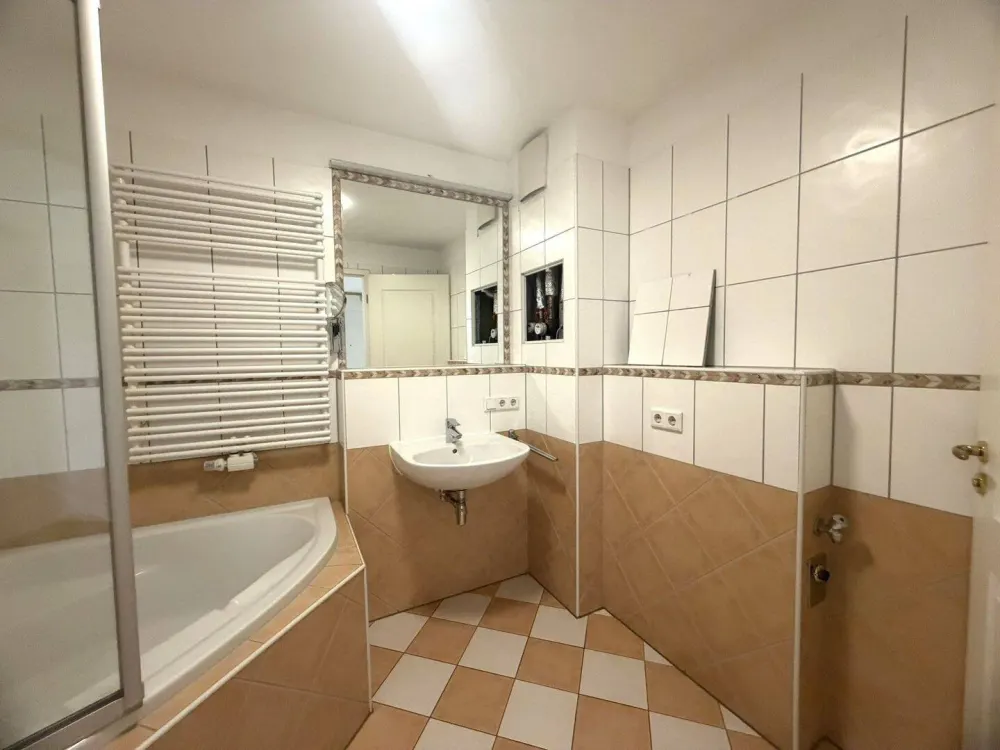 Wurzelbauerstr - 2 Zimmer - Balkon und TG