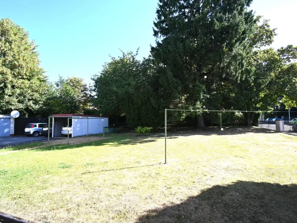 **** Renovierte 2-Zimmer-Wohnung mit Wintergarten-Balkon und Gartennutzung.... ****